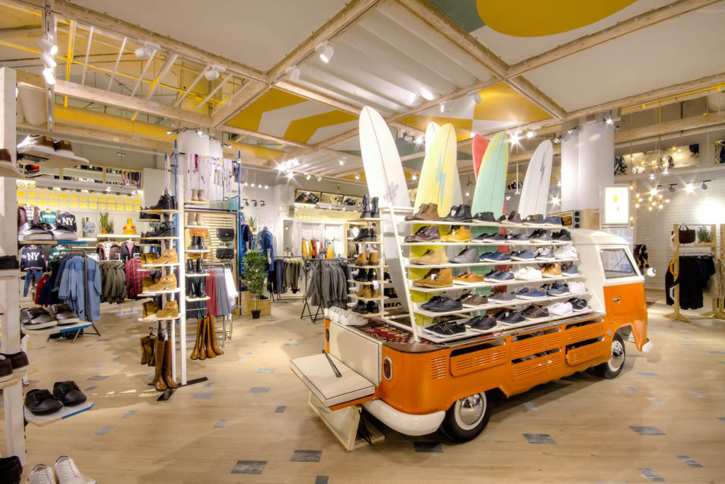 Pull&Bear store design and the future of fashion. Five new trends in retail fashion and shoe display.